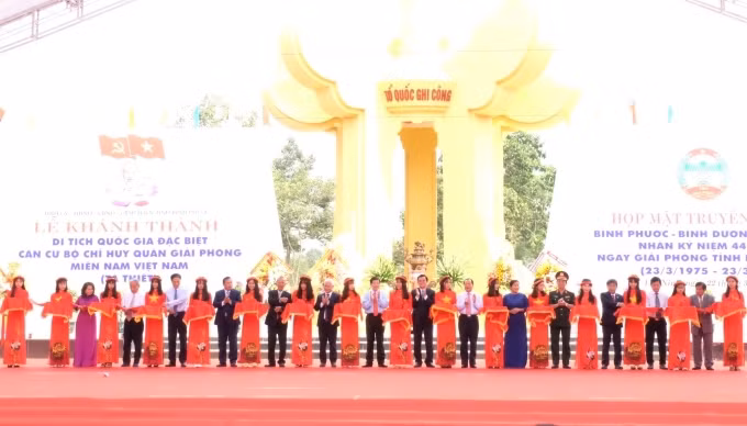 Các đại biểu cắt băng khánh thành Khu Di tích quốc gia đặc biệt căn cứ Tà Thiết.