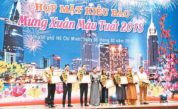 Các cá nhân và tập thể kiều bào được biểu dương và nhận bằng khen của UBND thành phố tại Buổi họp mặt kiều bào Mừng xuân Mậu Tuất 2018.