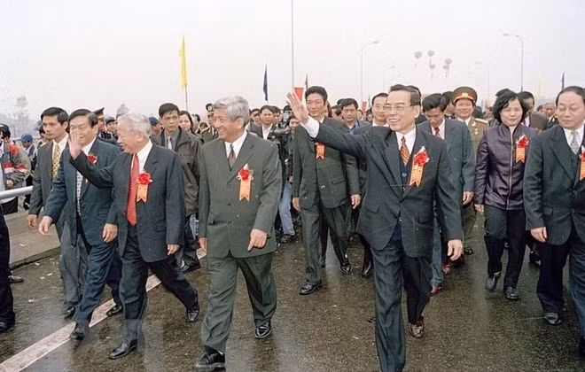 Thủ tướng Phan Văn Khải dự khánh thành cầu Tân Đệ qua sông Hồng, nối liền hai tỉnh Thái Bình và Nam Định, ngày 8-2-2002. (Ảnh: TTXVN)