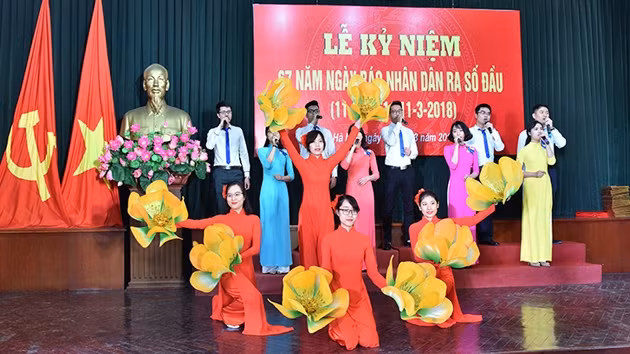 Chương trình văn nghệ chào mừng tại Lễ kỷ niệm (Ảnh: Đăng Khoa).
