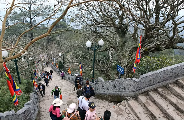 Rất đông du khách tới Yên Tử vì nhu cầu tôn giáo tín ngưỡng.