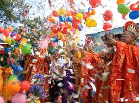 Lãnh đạo tỉnh Bình Dương và chức sắc Phật giáo thả chim bồ câu tại Lễ Phật đản. (Ảnh: btgcp.gov.vn)