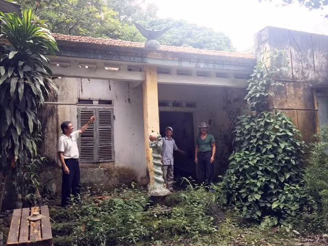 Người dân ở khu dân cư Tiên Sơn, phường Cộng Hòa, thị xã Chí Linh (Hải Dương) bên căn nhà xuống cấp.