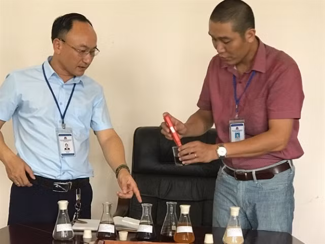 TS Phạm Xuân Đại (bên trái) cùng cộng sự,