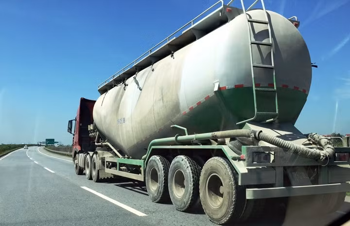 Hiện nay, trên tuyến đường cao tốc Hà Nội - Thái Nguyên, nhiều xe chở quá tải đã phá hủy kết cấu hạ tầng và tiềm ẩn nguy cơ mất ATGT.