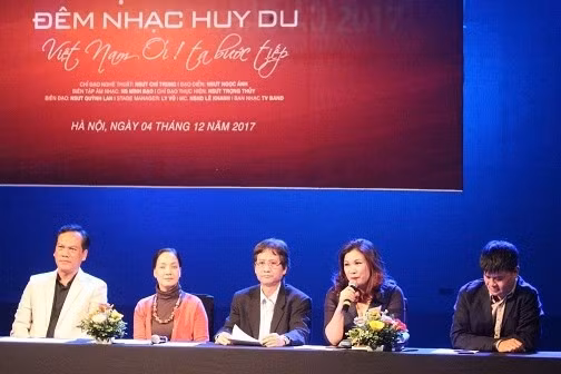 Ê kíp sản xuất đêm nhạc “Huy Du - Việt Nam ơi! Ta bước tiếp”.