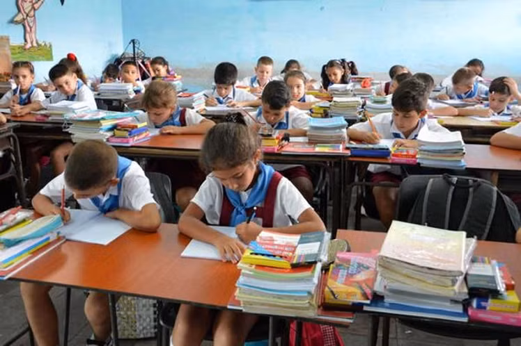 Các em học sinh Cuba đang chăm chú ghi bài. (Ảnh: Prensa Latina)