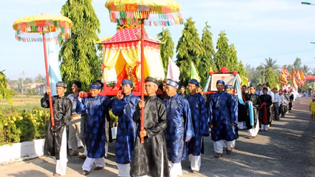 Lễ rước Bằng di tích lịch sử văn hóa và tượng Anh hùng dân tộc Trương Định tại đền thờ.