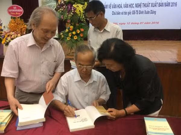 Tác giả ký tặng sách.