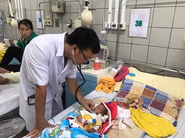 BS Đỗ Tuấn Anh khám lại sức khỏe cho cháu bé được sinh ra bởi sản phụ mắc basedow.
