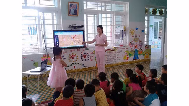 Giờ học ứng dụng công nghệ thông tin ở Trường mầm non 3-10 (Cao Bằng). Ảnh: QUỲNH TRANG