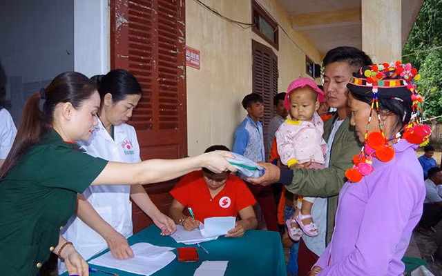 Y sĩ Bộ đội Biên phòng tỉnh Điện Biên cấp túi thuốc gia đình cho người dân xã biên giới Sín Thầu, huyện Mường Nhé.