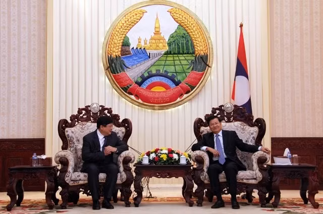 Thủ tướng Lào Thoong-lun Xi-xu-lít tiếp đón Tổng Giám đốc Đài Tiếng nói Việt Nam Nguyễn Thế Kỷ.