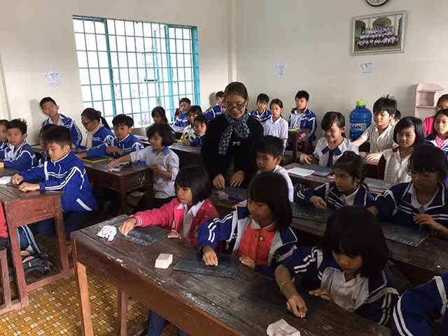 Trẻ em có hoàn cảnh khó khăn, lang thang, cơ nhỡ được nuôi dạy, học tập tại lớp học Tình thương Vinh Sơn (đường Lê Thánh Tông, phường Thắng Lợi, TP Buôn Ma Thuột).