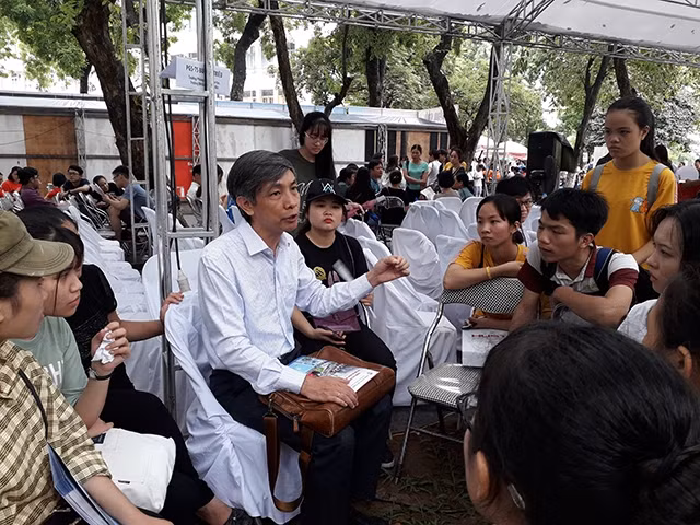 Tư vấn nghề nghiệp tại gian của các trường khối ngành khoa học xã hội.