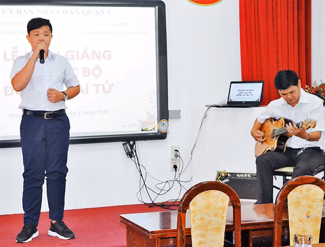 Trần Nhựt Đức biểu diễn tại Trường tiểu học Nguyễn Thái Học, quận 1.