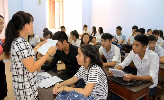 Cán bộ coi thi phổ biến quy chế thi cho thí sinh tại cụm thi do Đại học Huế chủ trì. Ảnh: CÔNG HẬU
