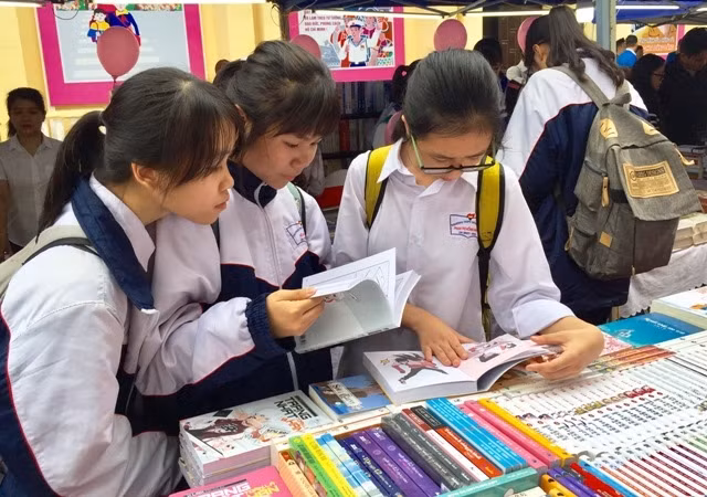 Rất đông học sinh, người dân tham quan Hội sách đường phố Hải Phòng 2018.