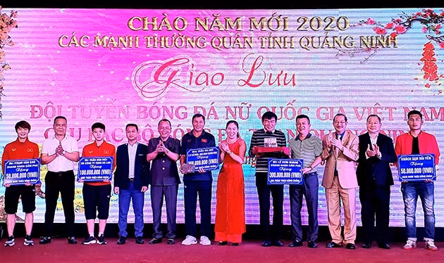 Tặng 450 triệu đồng cho Đội tuyển bóng đá nữ quốc gia
