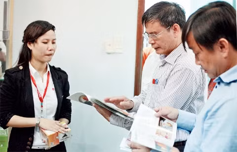 Lực lượng chức năng thanh tra một cơ sở kinh doanh thực phẩm chức năng tại thành phố.