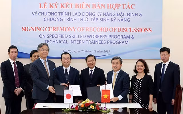 Đại diện của các đơn vị Cục Quản lý Lao động ngoài nước và JITCO trao Biên bản hợp tác về Chương trình lao động kỹ năng đặc định và Chương trình thực tập sinh kỹ năng (Ảnh: Molisa).