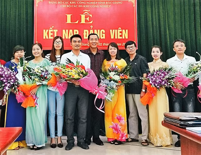 Lễ kết nạp đảng viên mới tại Chi bộ các DN KCN Ðình Trám, huyện Việt Yên (Bắc Giang).