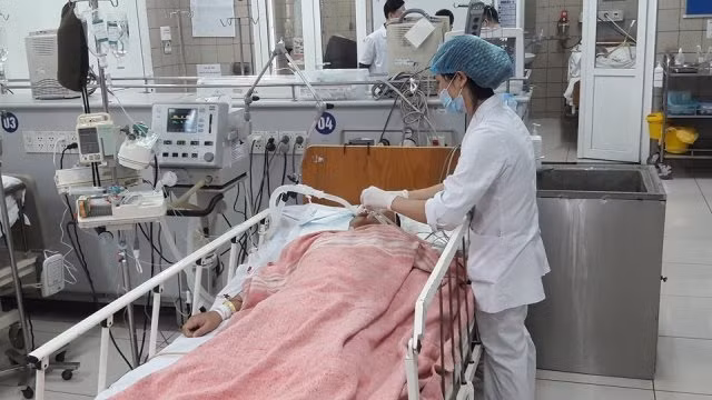 Nam bệnh nhân 41 tuổi đến từ Hải Dương đang bị hôn mê, tổn thương cơ tim, não nặng do ngộ độc ma túy đá đang điều trị tại Trung tâm chống độc