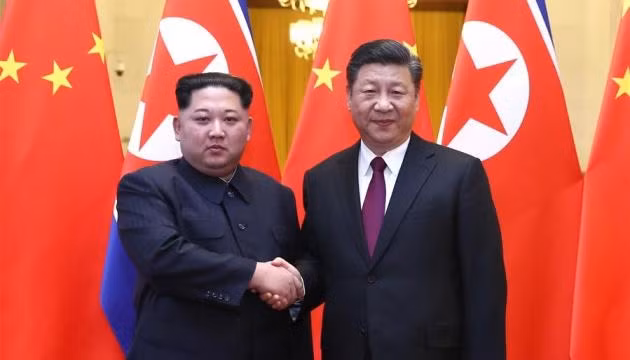 Chủ tịch Trung Quốc Tập Cận Bình (bên phải) và nhà lãnh đạo Triều Tiên Kim Jong-un. (Ảnh: Peopel's Daily)