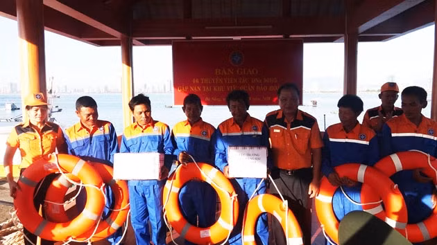 Cứu sáu thuyền viên Đà Nẵng gặp nạn biển Hoàng Sa