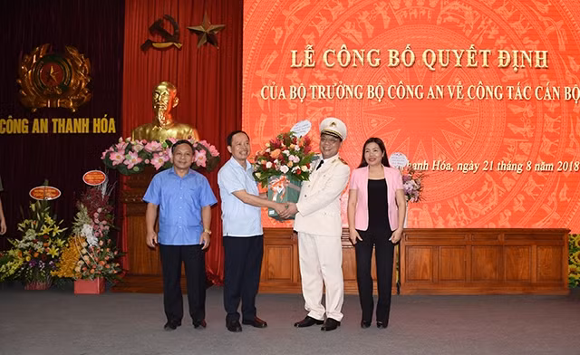 Các đồng chí lãnh đạo tỉnh Thanh Hóa chúc mừng tân Giám đốc Công an Thanh Hóa.