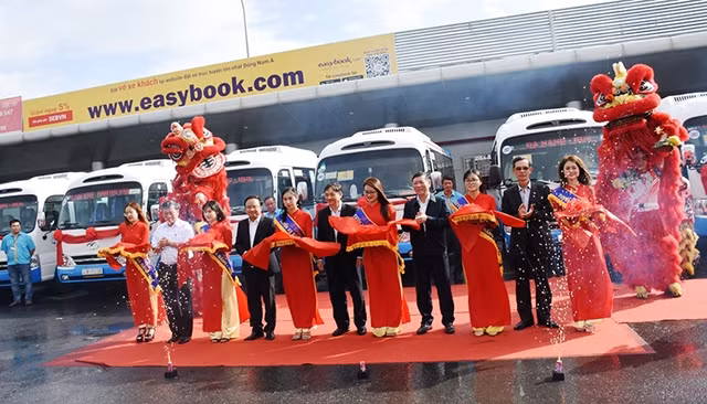 Các đại biểu cắt băng khai trương tuyến xe buýt liền kề Đà Nẵng-Huế.