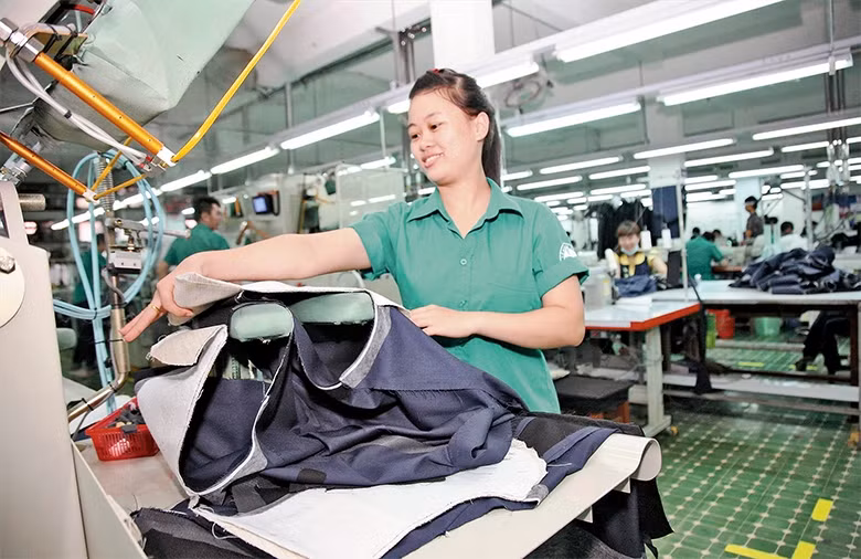 Công nhân làm việc tại phân xưởng Tập đoàn Dệt may Việt Nam (Vinatex).