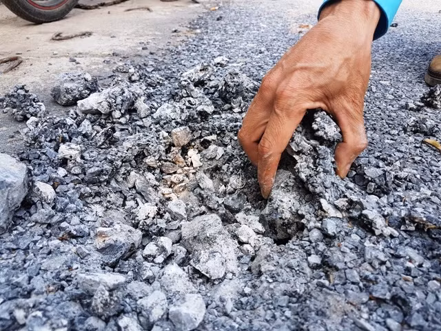 Người dân “bóc” đường bằng tay ở xã Nam Hùng, huyện Nam Trực (Nam Định).