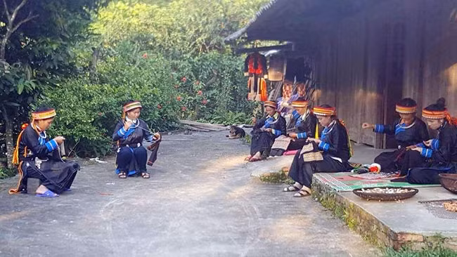 Phụ nữ Dao huyện Chợ Đồn, Bắc Cạn vẫn lưu giữ nghệ thuật thêu hoa văn trên trang phục truyền thống.