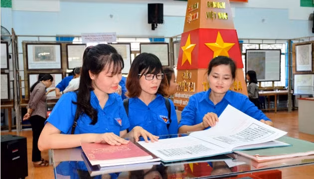 Đoàn viên thanh niên huyện Hàm Thuận Nam tìm hiểu các tư liệu về hai quần đảo Hoàng Sa, Trường Sa của Việt Nam.