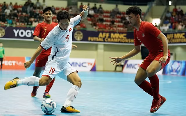 Ðội tuyển futsal Việt Nam (áo trắng) thi đấu với đội tuyển futsal Bru-nây tại Giải futsal Ðông - Nam Á 2018.