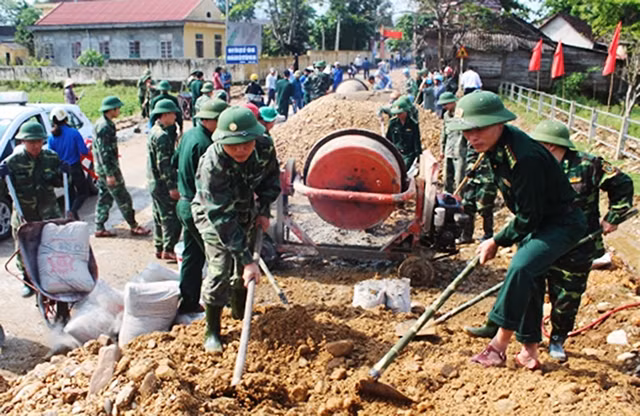 Cán bộ, chiến sĩ Bộ đội Biên phòng Hà Tĩnh giúp nhân dân xã Hương Vĩnh, huyện Hương Khê làm đường giao thông nông thôn.