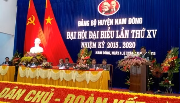 Đoàn Chủ tịch điều hành Đại hội đại biểu Đảng bộ huyện Nam Đông lần thứ 15.