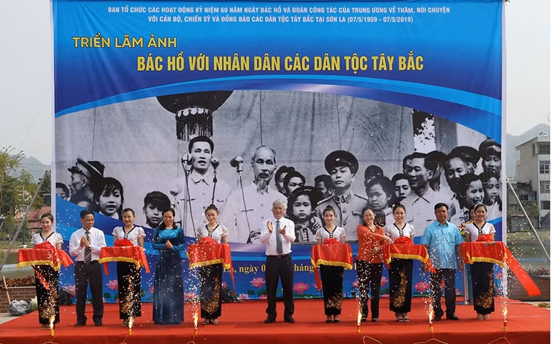  Triển lãm ảnh Bác Hồ với nhân dân các dân tộc Tây Bắc
