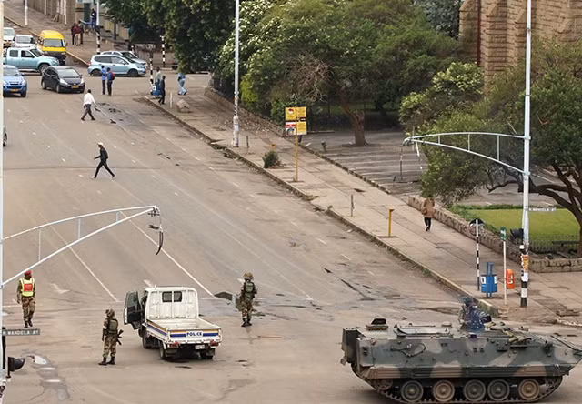 Binh sĩ Zimbabwe được triển khai ở thủ đô Harare.