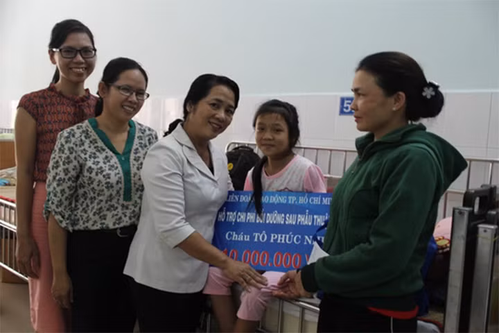 Đại diện lãnh đạo LĐLĐ thành phố Hồ Chí Minh thăm hỏi cháu Tô Phúc Như sau khi được phẫu thuật tim.