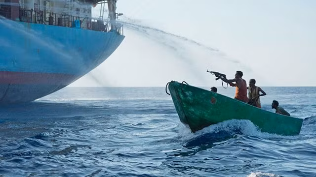 Một tàu hàng phun nước chống trả cướp biển tại vịnh Guinea. Ảnh: NATIONAL DAILY