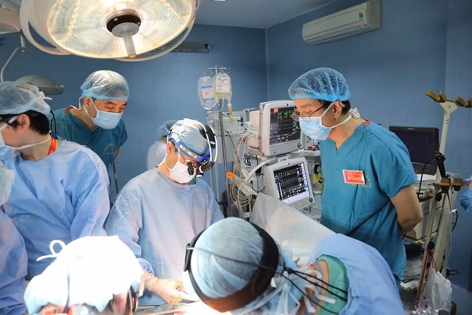 Việt Nam đạt bước tiến mới trong y học khi tiến hành thành công ca ghép phổi đầu tiên.