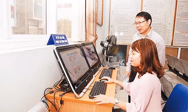 Người dân tra cứu thông tin thủ tục hành chính tại UBND quận Nam Từ Liêm. Ảnh: DUY LINH