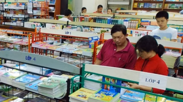 Phụ huynh chọn mua sách tại cửa hàng của Tổng Công ty Phát hành sách Việt Nam.