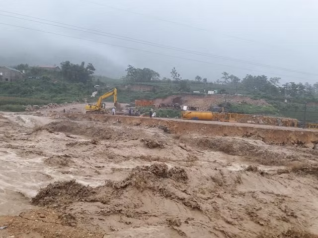 Lũ lớn trên suối qua bản Chu Va gây tắc đường Quốc lộ 4D từ Lai Châu đi Lào Cai.