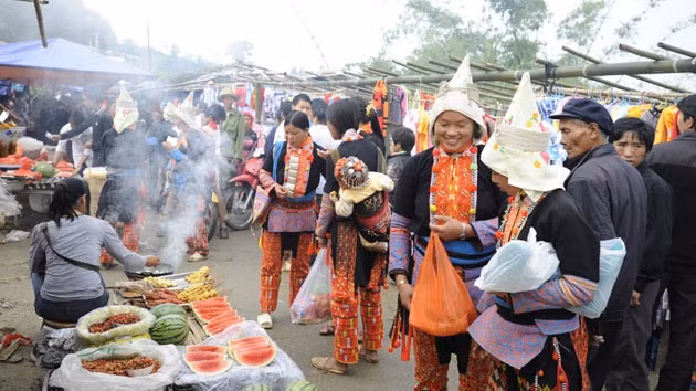 Chợ phiên ở xã Xi Lở Lầu, huyên Phong Thổ là nơi tụ họp giao lưu văn hóa của đồng bào các dân tộc thiểu số.