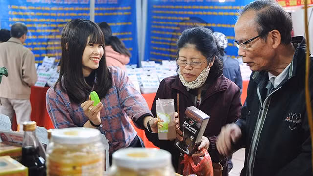 Mời khách dùng thử sản phẩm.