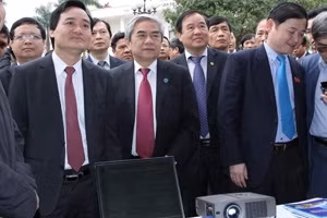 Lãnh đạo các bộ, ngành và ĐHQGHN nghe giới thiệu kết quả nghiên cứu chuyển giao KHCN.