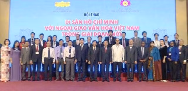 Các đại biểu chụp ảnh lưu niệm.